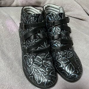 EUC Alegria Leather Booties Women’s Sz 37-6.5 Black w/Silver Leaves Stacked Heel